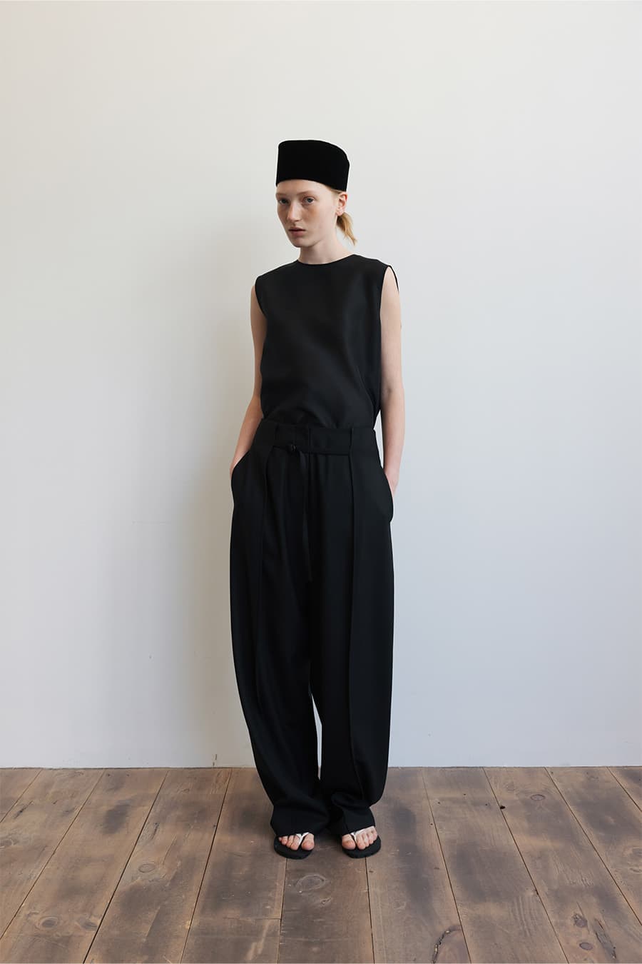 BOUCLE BACK BUTTON SLEEVELESS [BLACK]