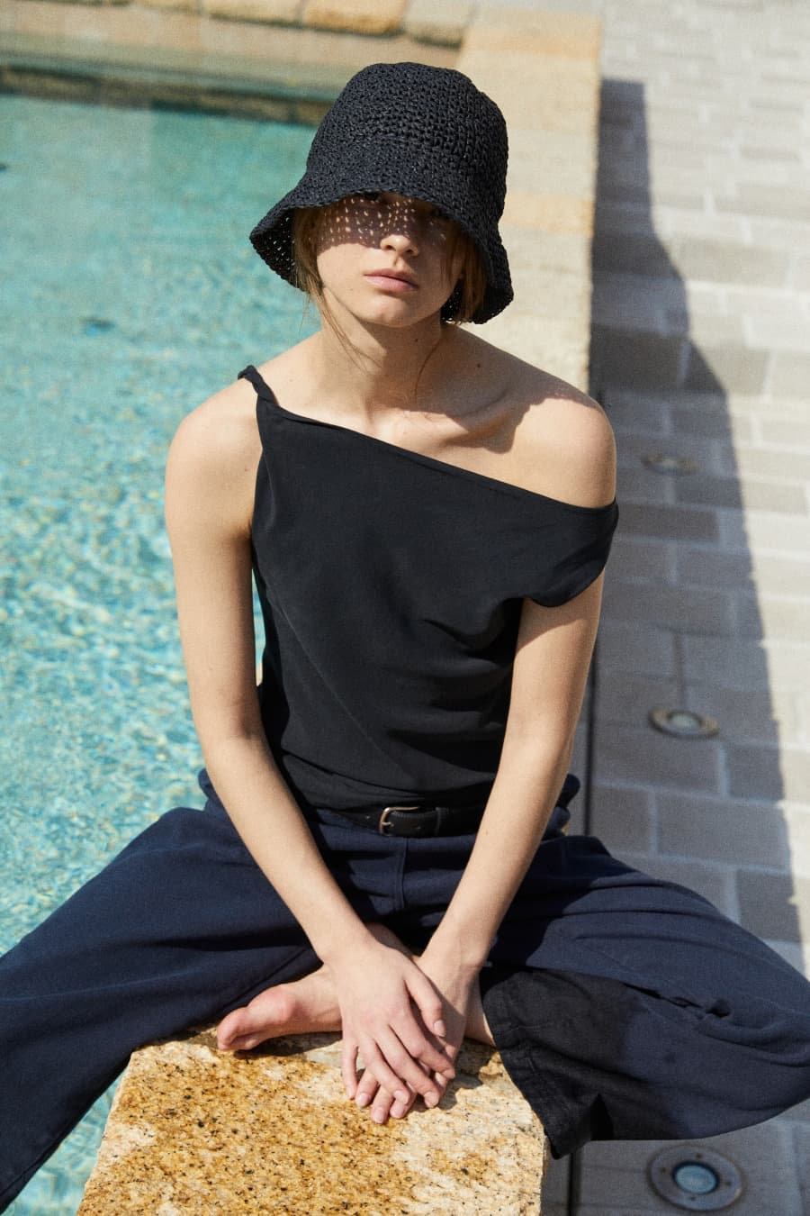 TWISTED STRAP TOP [BLACK]