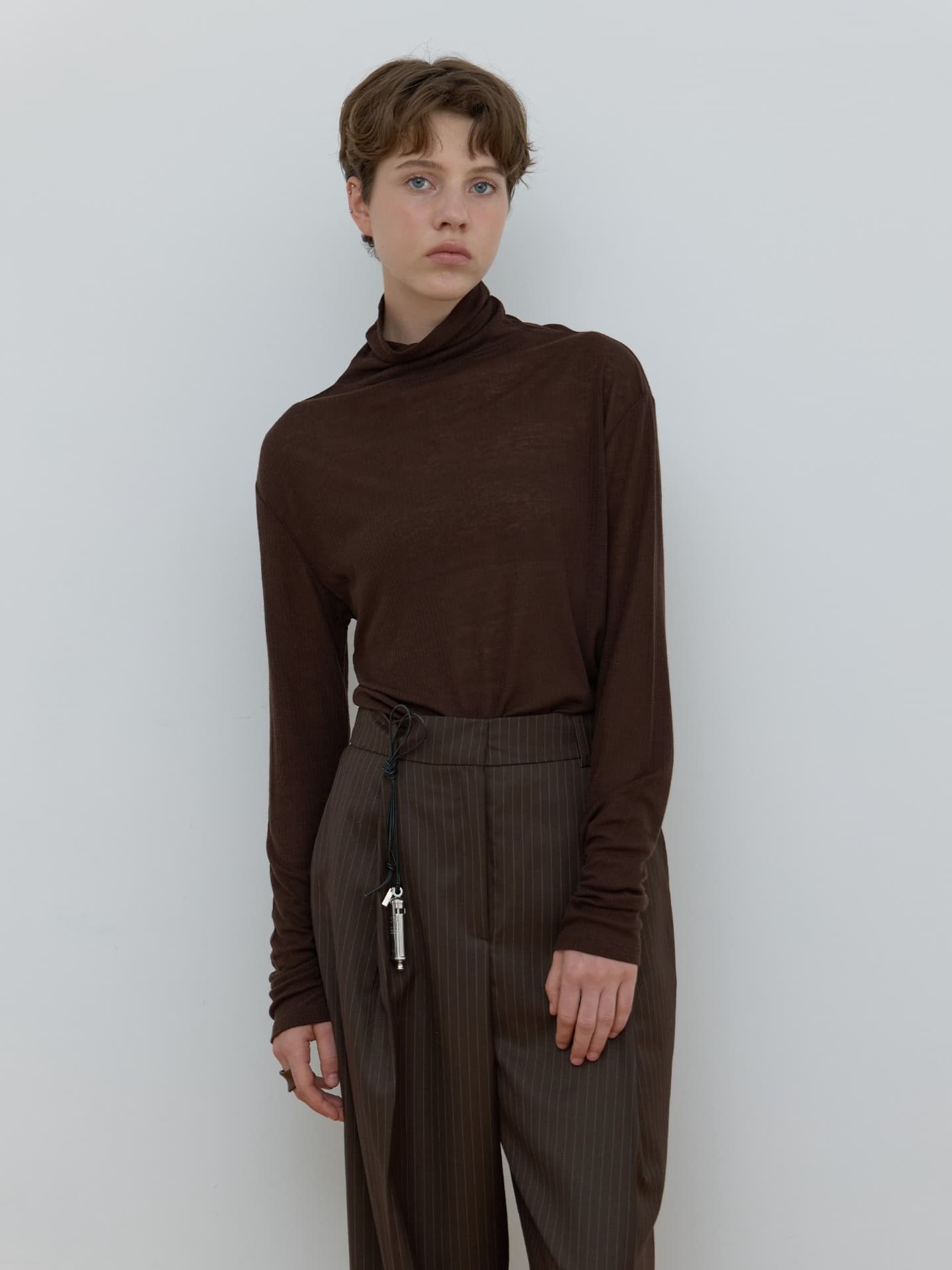 BASIC TURTLE NECK TOP_BROWN