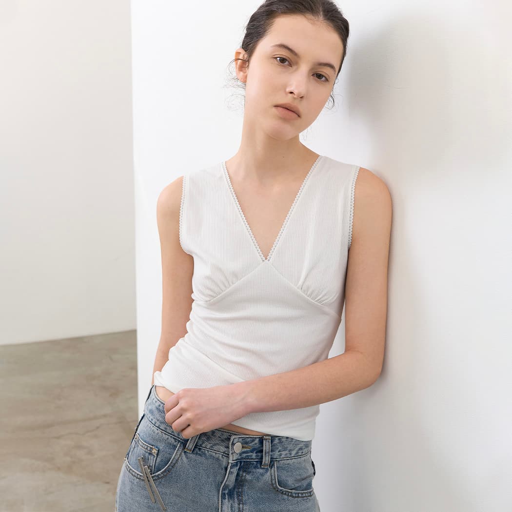 (T-7212)V-NECK LACE SLIM SLEEVELESS TOP