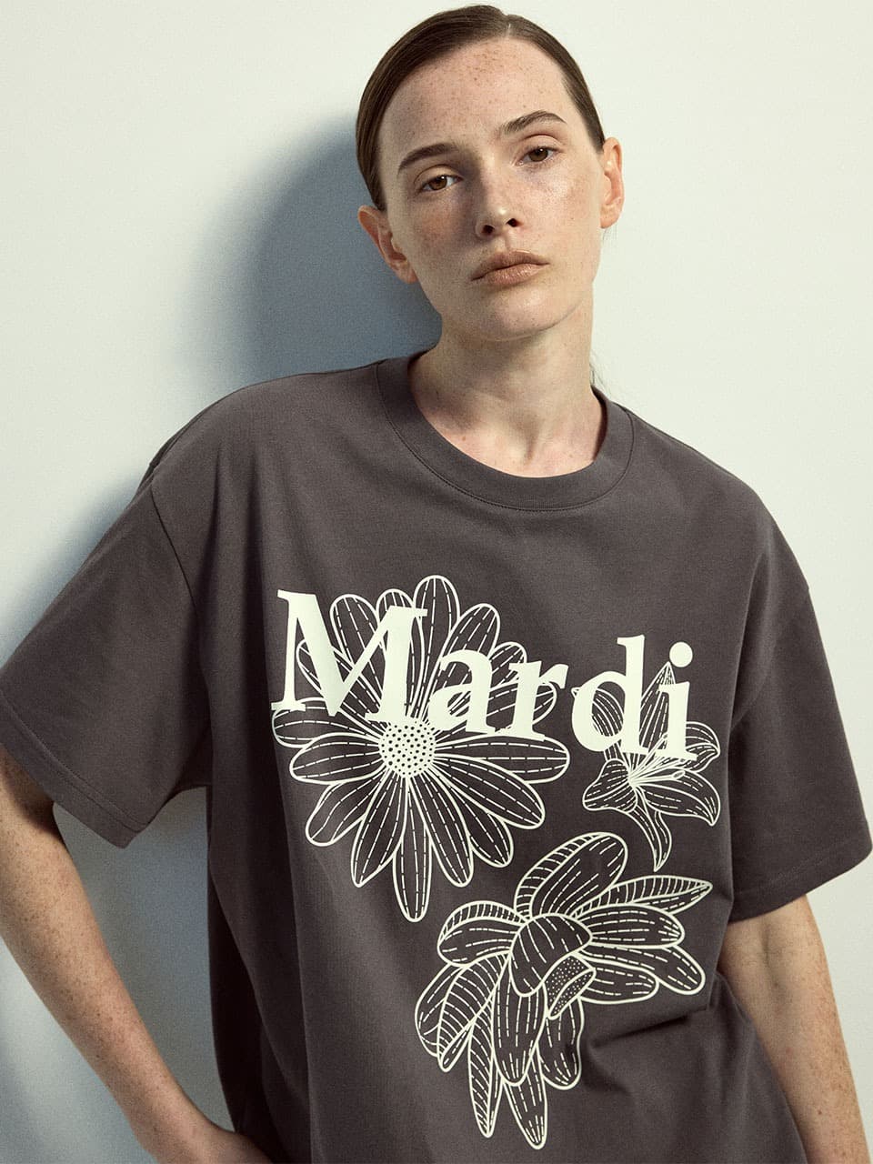 UNISEX TSHIRT TRIPLE FLOWER_CHARCOAL IVORY