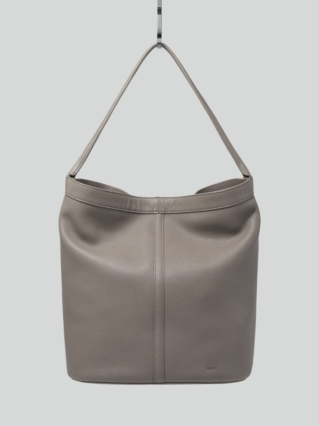 21 LEATHER BUCKET BAG LARGE (CINDER)