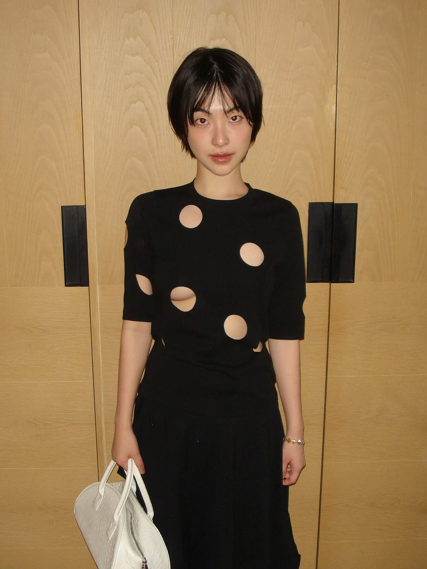 HOLE DETAIL T-SHIRT_BLACK