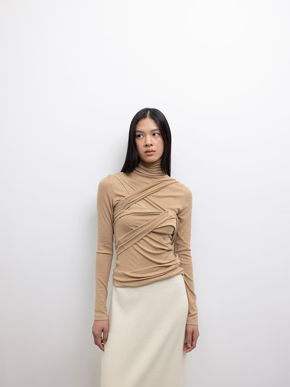 ASYMMETRICAL TURTLENECK TOP [CAMEL]
