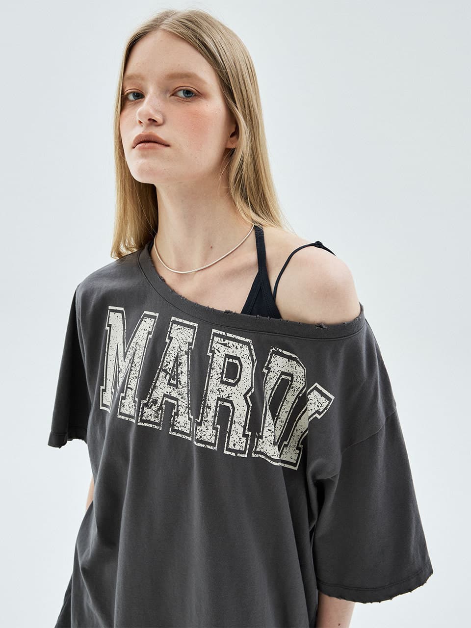 TSHIRT OFF SHOULDER CRACKED LOGO DESTROYED_CHARCOAL BEIGE