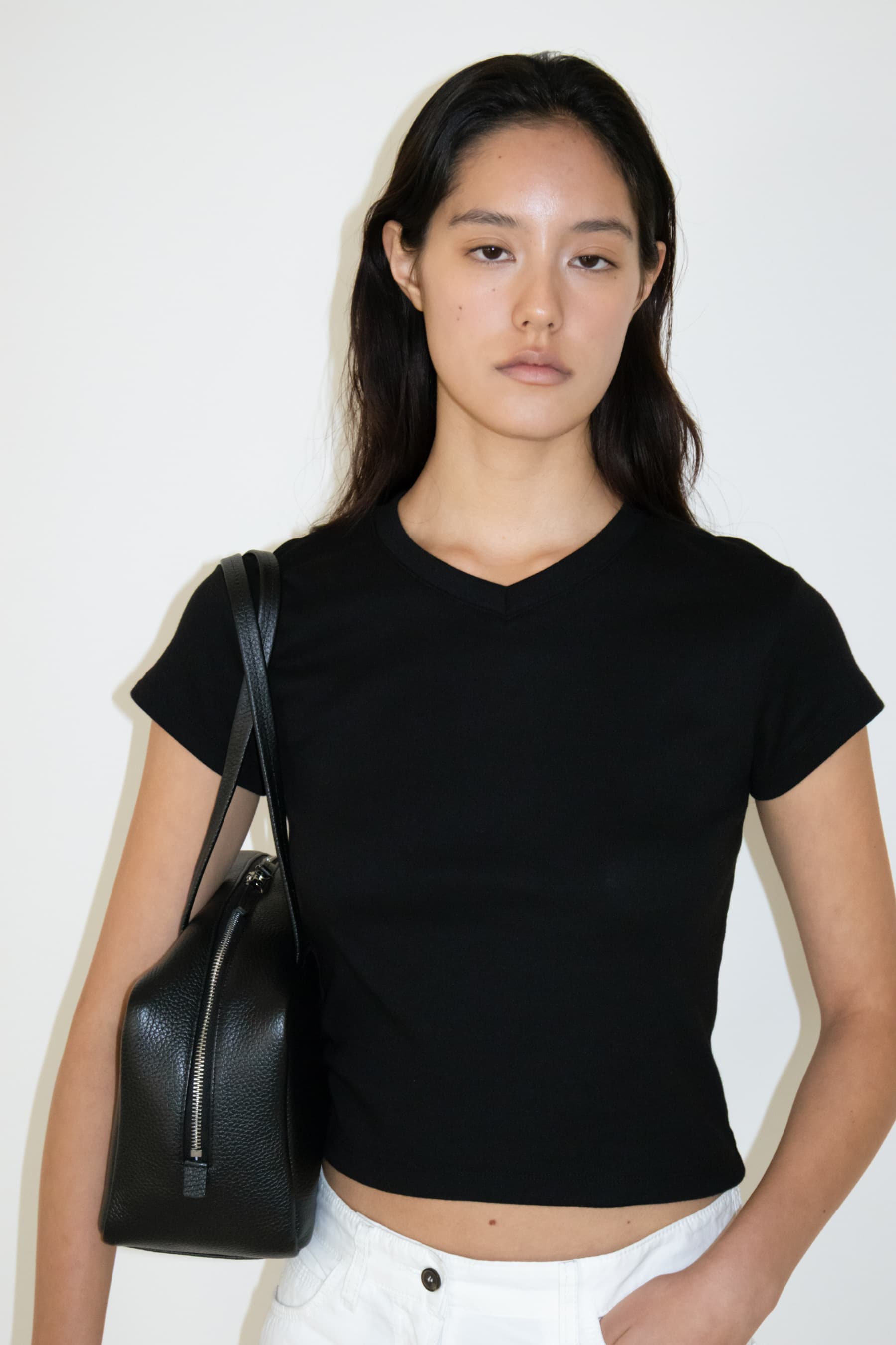 Refined V-Neck T-shirt (Black)