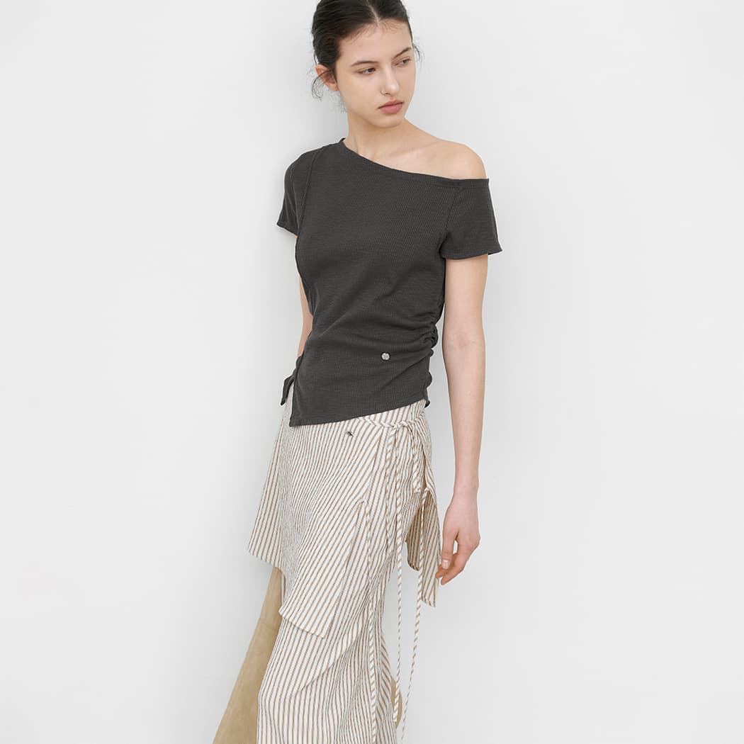 (T-7265)ONE SHOULDER SHIRRING SLIT SLIM T