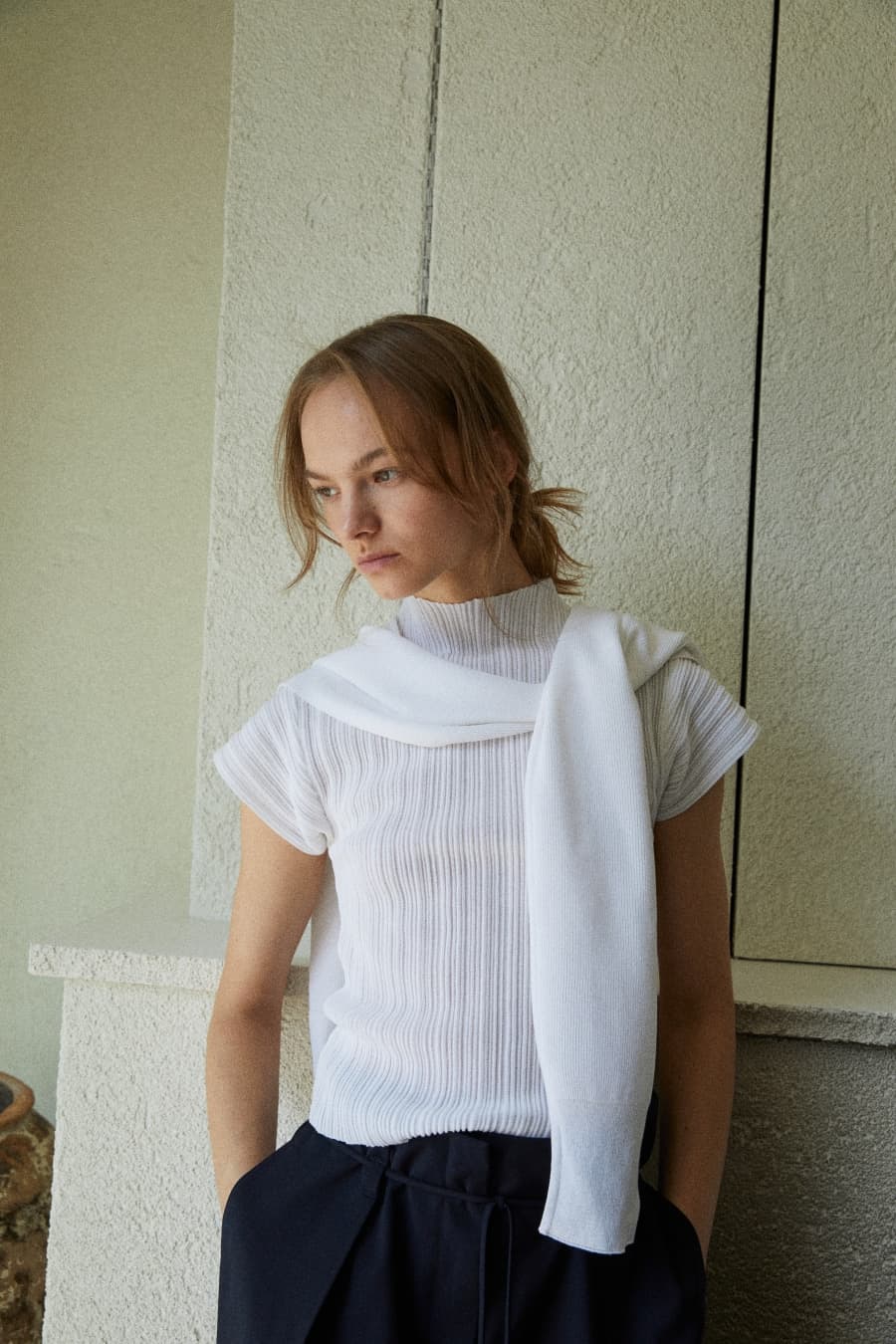 26 PLEATS MOCKNECK SHORT SLEEVE TOP [WHITE]