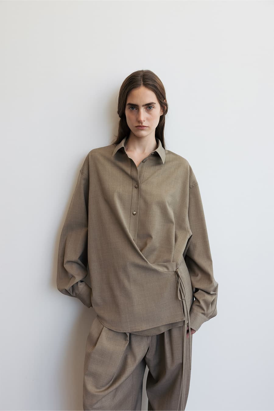 SIDE TWISTED SHIRT [BROWN]