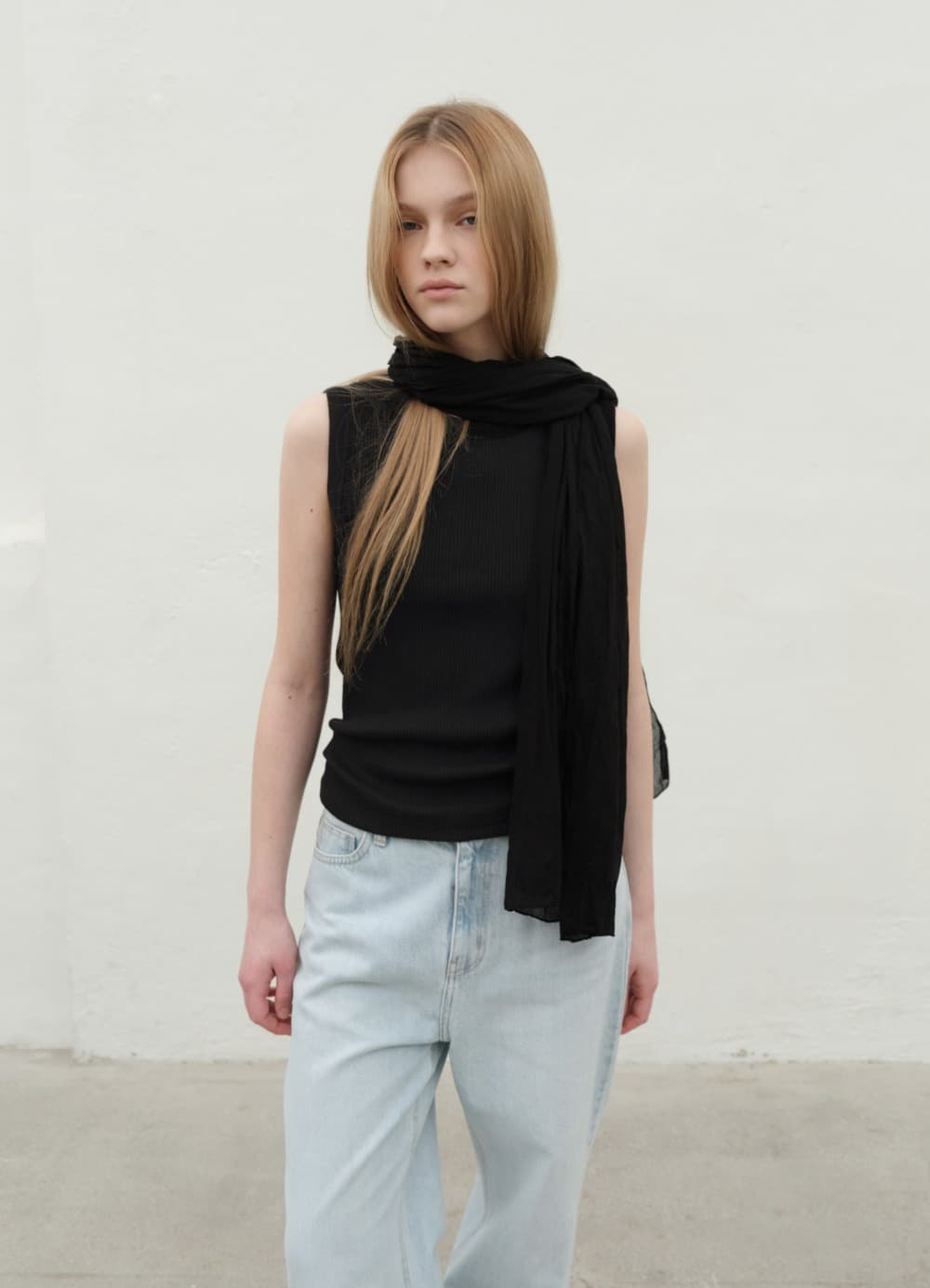 Crew-neck Sleeveless Top - Black