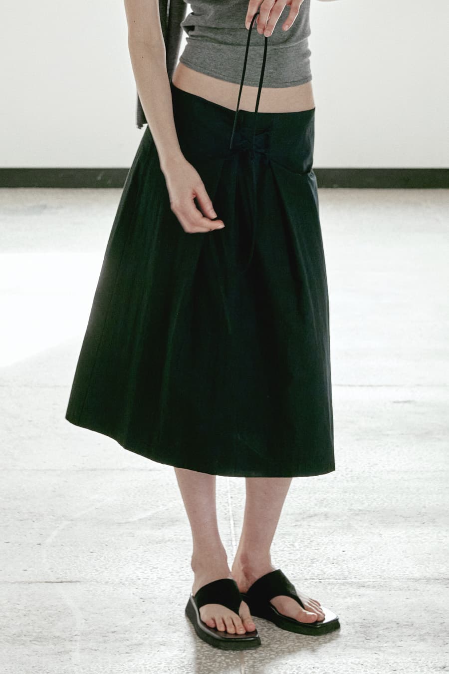 FRONT STRAP MIDI SKIRT [BLACK]