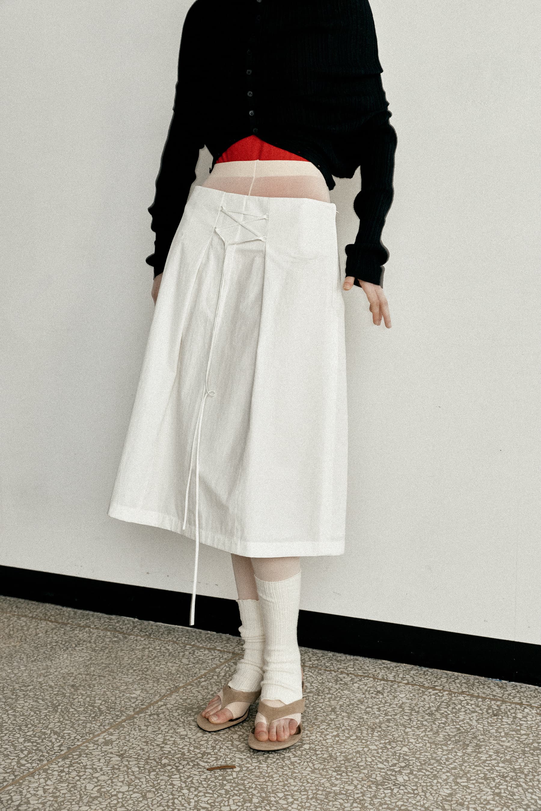 FRONT STRAP MIDI SKIRT [WHITE]