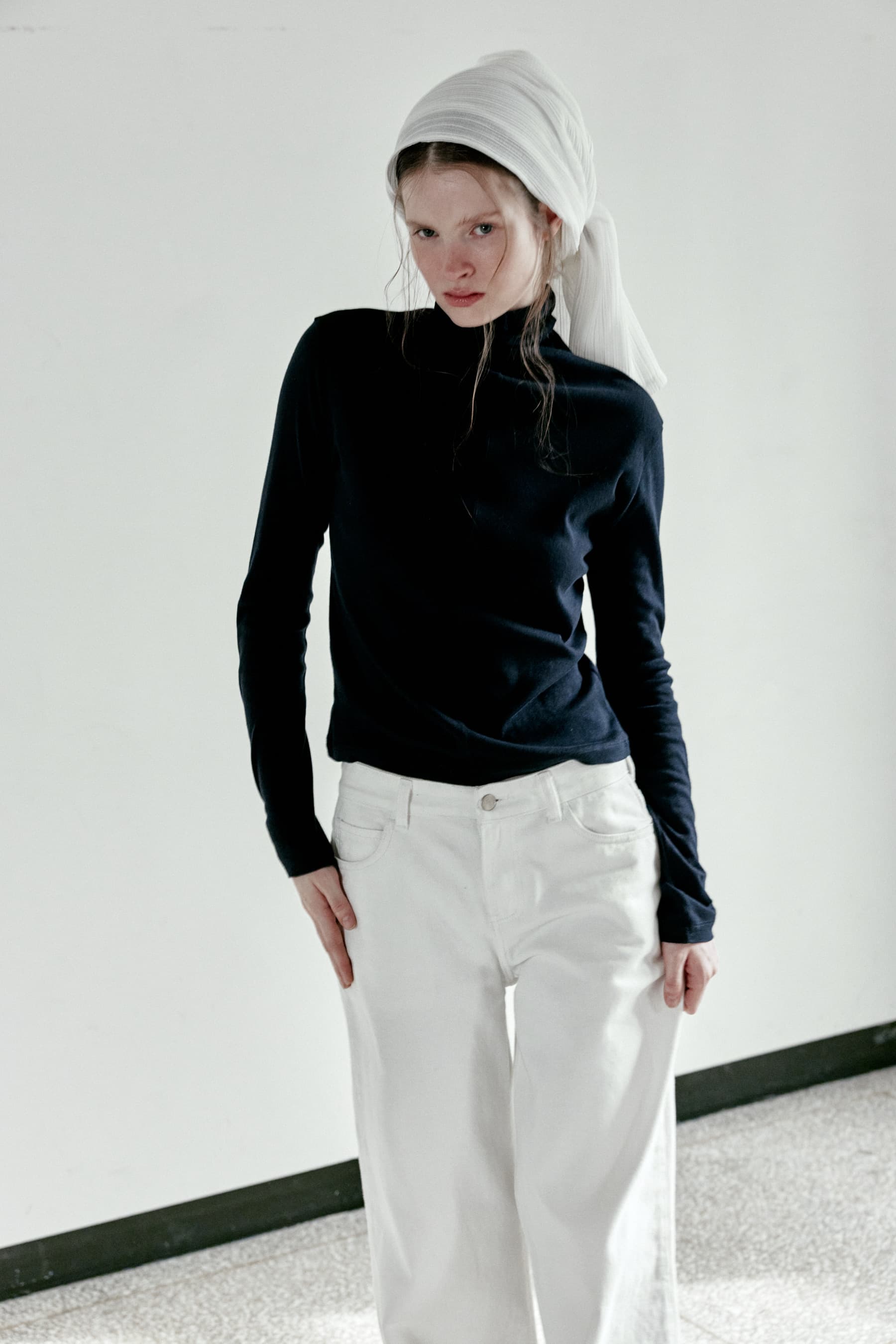 CASHMERE TURTLENECK TOP [NAVY]