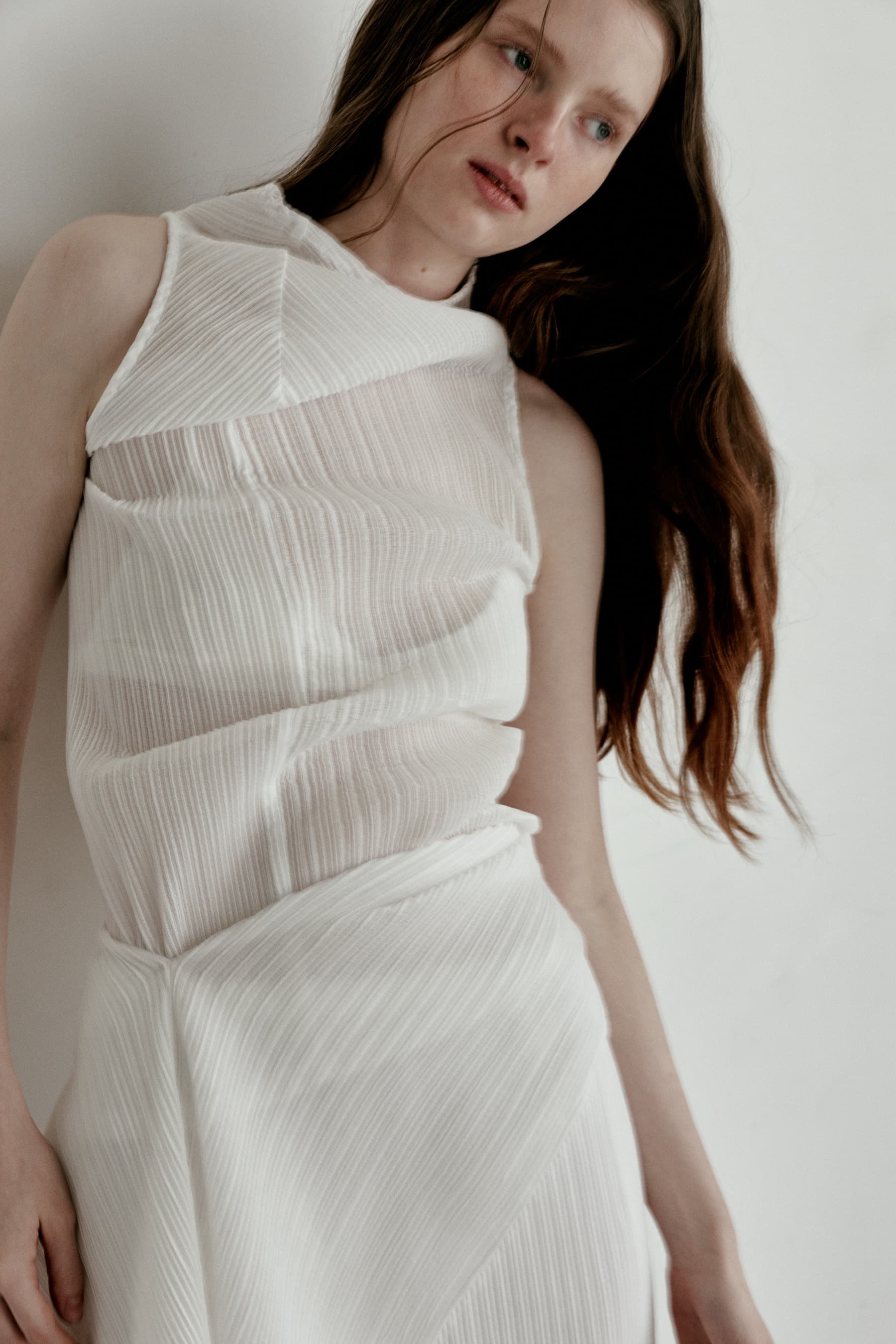 AUBE PLEATS BLOUSE [WHITE]
