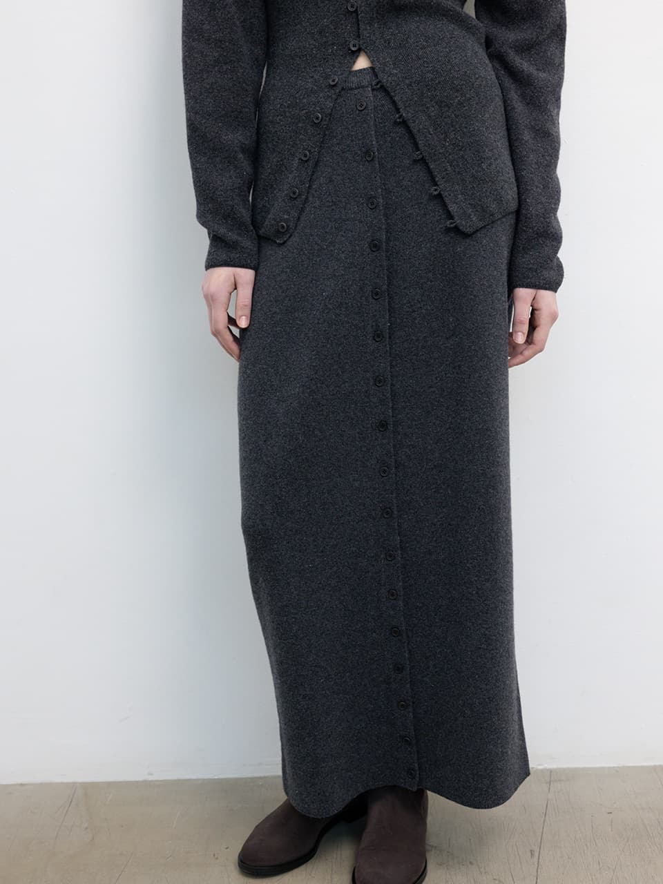 BUTTON STRAIGHT KNIT SKIRT [CHARCOAL]