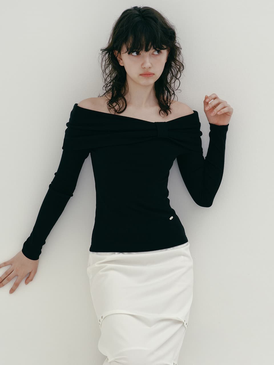 RIBBON POINT OFF SHOULDER T (BLACK)