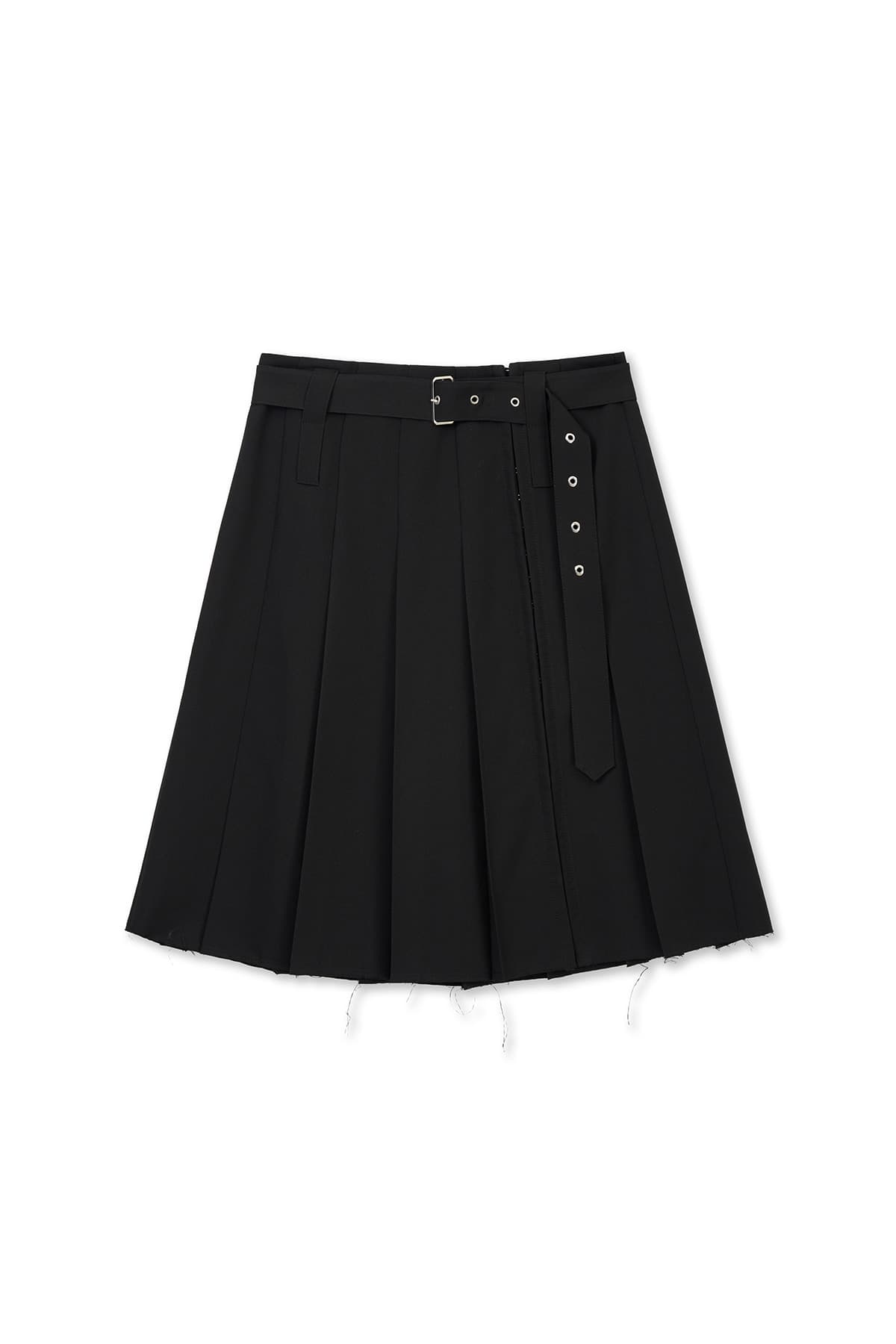 BELTED SLIT PLEAT SKIRT IN BLACK