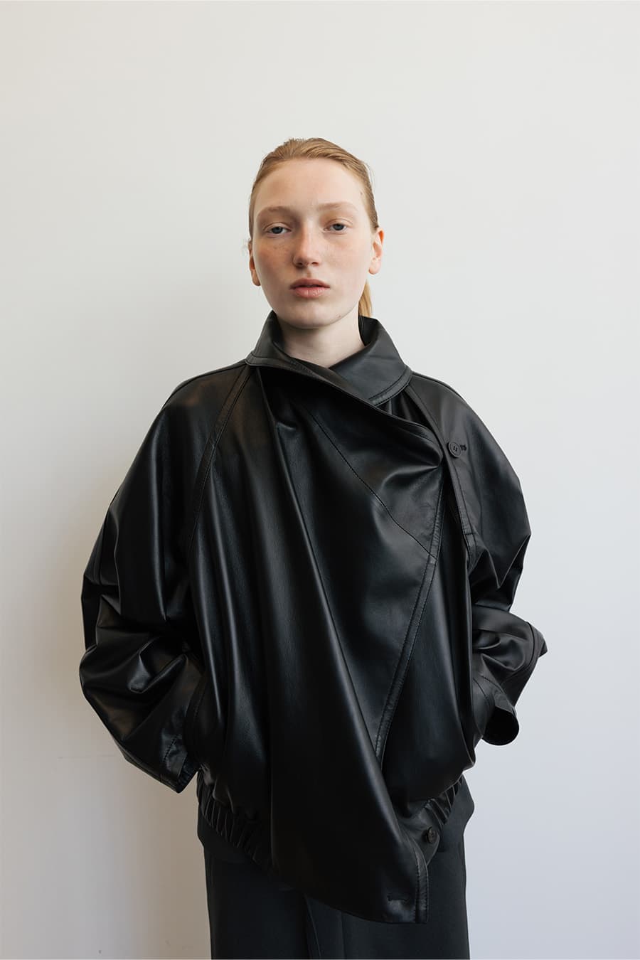 SCULPTURED LEATHER JACKET [BLACK]